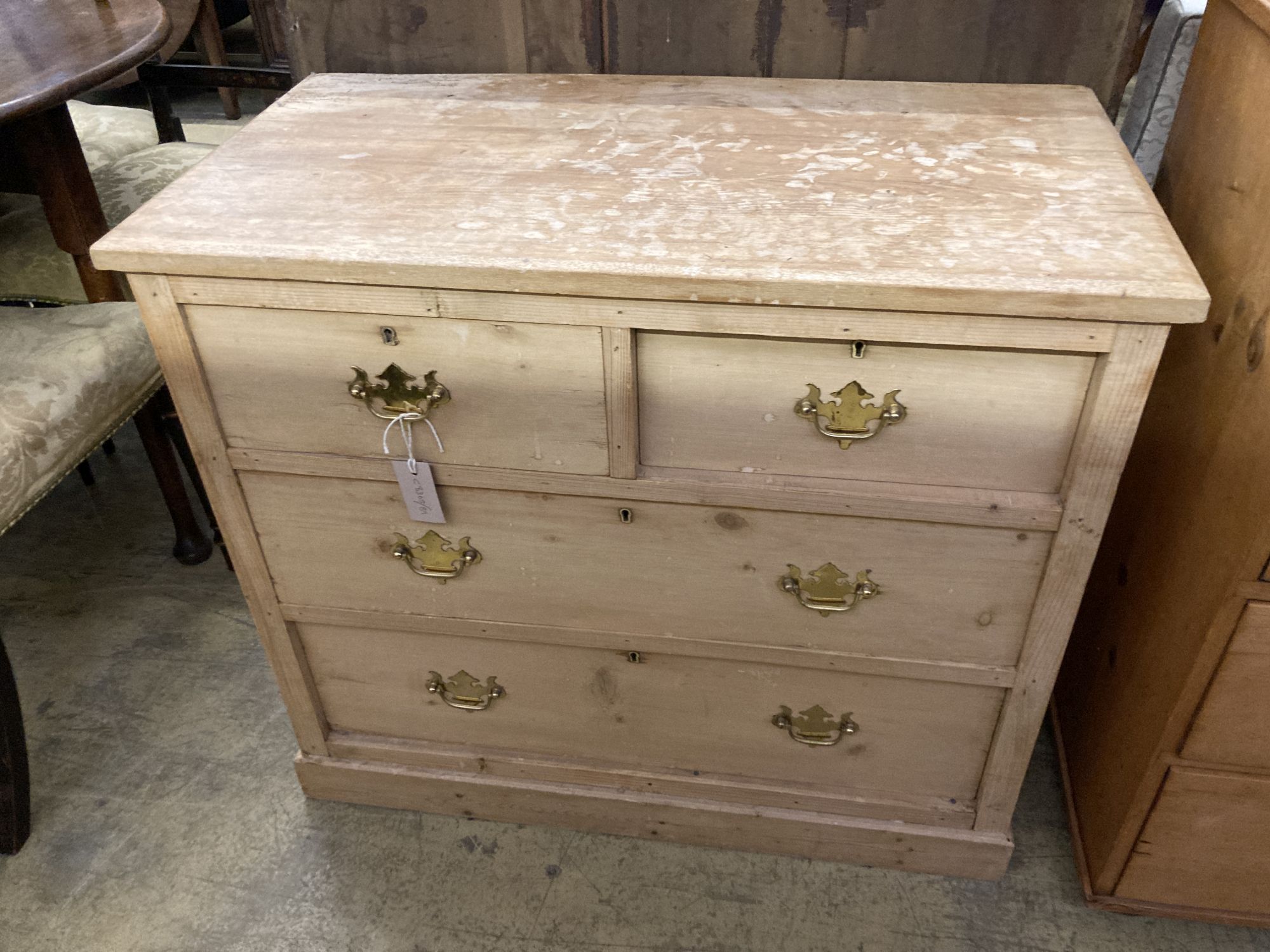 A small Victorian pine chest of drawers, width 84cm, depth 45cm, height 74cm